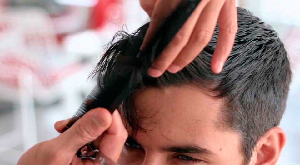 Férfi hajvágás a XIX.kerületben, egy trendi rövid férfifrizura készül