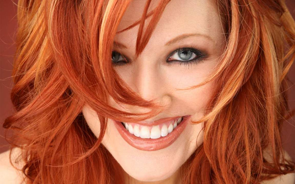 Természetes hatásúra melírozott vörös hajú hölgy