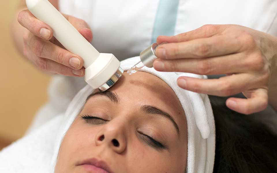 Ultrahang kezelés közben arckezeléshez használandó kisebb ultrahang szórófejjel viszi be a hatóanyagot az arcbőr mélyebb rétegeibe